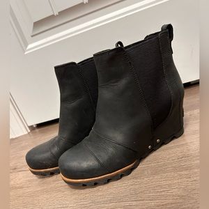 Sorel Lea Wedge Ankle Boots Womens Size 8 Black Leather Pull on Chelsea NL2334
